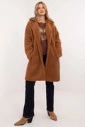 Manteau long pour femme brun camel en polyester et viscose, style décontracté et chic, coupe droite et ample, col large à revers, poches latérales intégrées, texture imitation laine bouclée, idéal pour l'automne-hiver