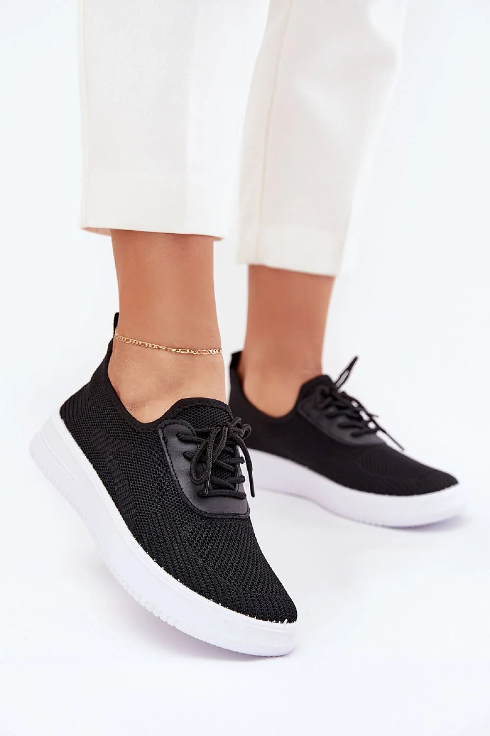 Chaussures de sport modernes pour femmes en maille noire semelle caoutchouc blanc low-top confortables et élégantes