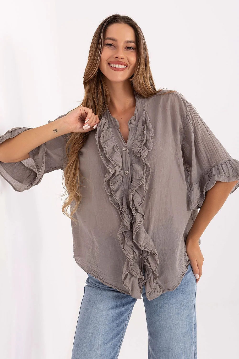 chemise bohème élégante femme coton léger taupe volants manches trois quarts décolleté V oversize boutonnage central plastron froncé ourlets effilochés