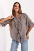 chemise bohème élégante femme coton léger taupe volants manches trois quarts décolleté V oversize boutonnage central plastron froncé ourlets effilochés