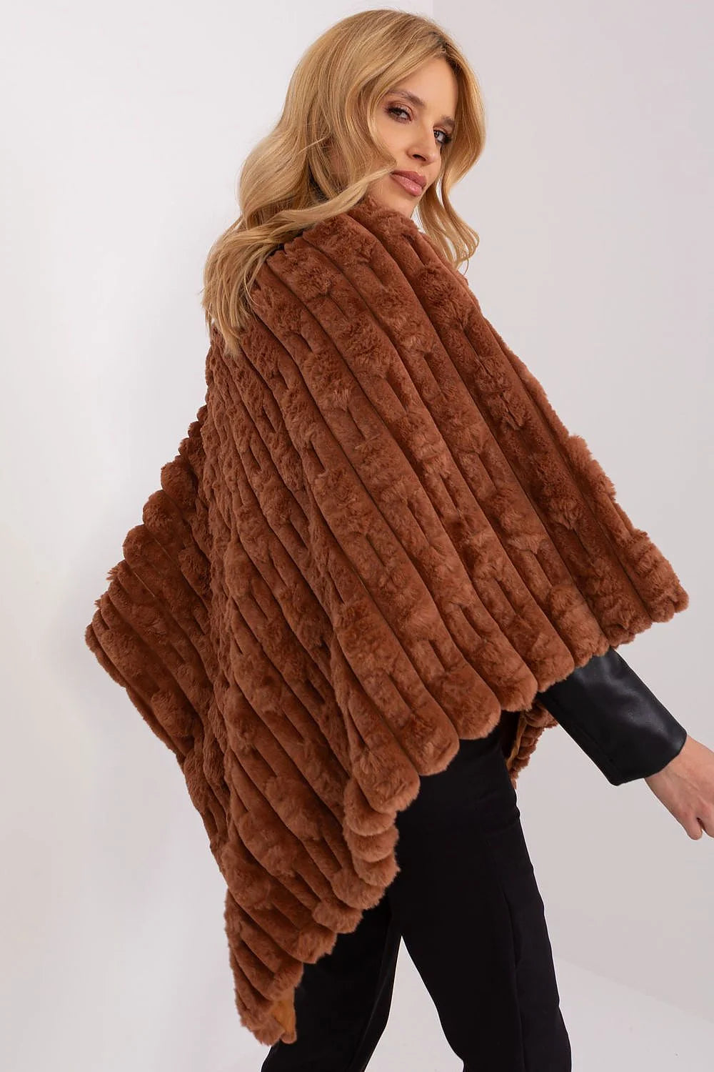 Poncho élégant pour femme en fausse fourrure texture côtelée brun chaud coupe asymétrique sans fermeture occasion formelle ou décontractée