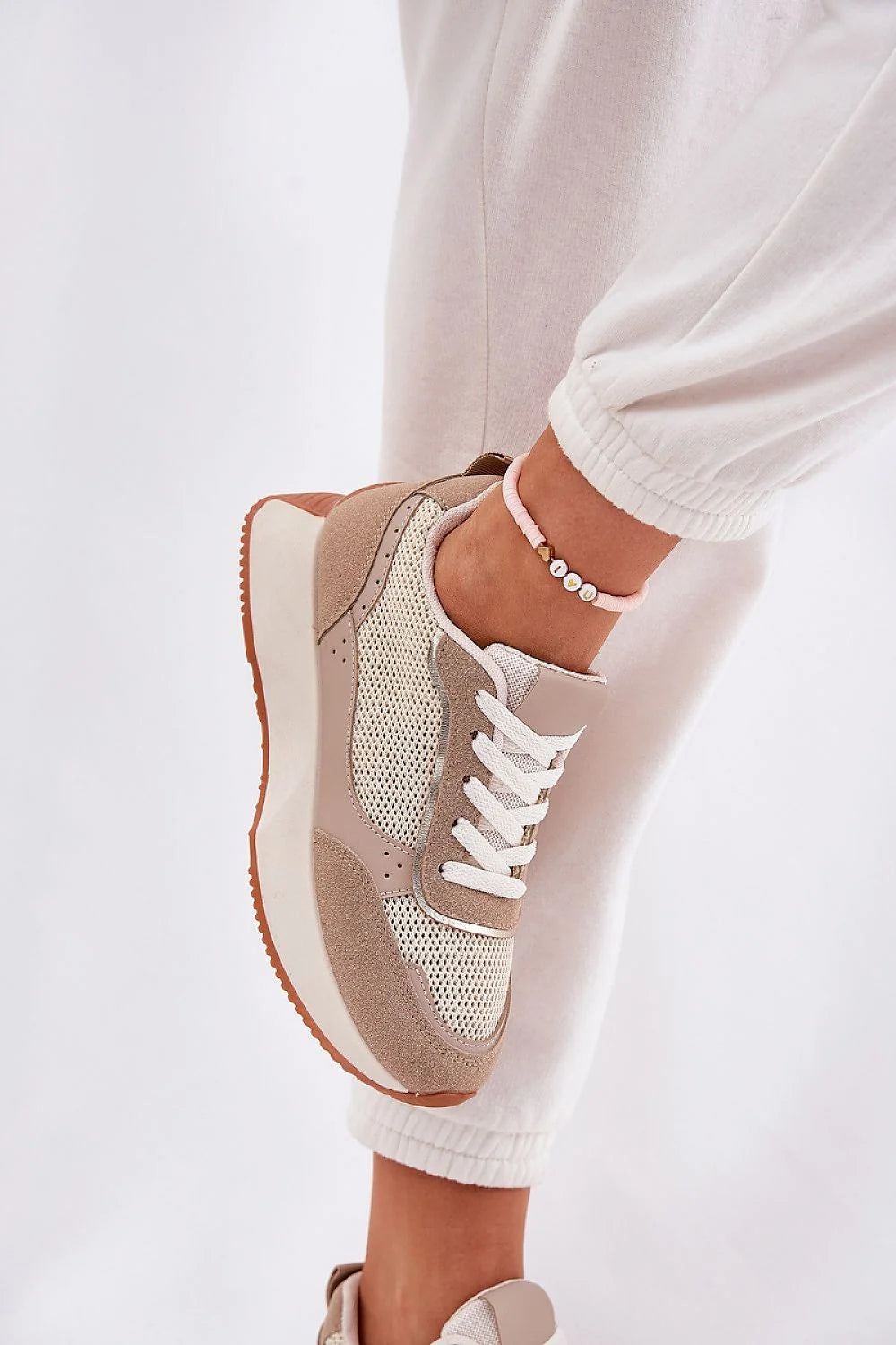 Chaussures de sport modernes pour femmes en mesh et daim synthétique, style casual, semelle épaisse, comfort, respirabilité, look élégant, idéal quotidien
