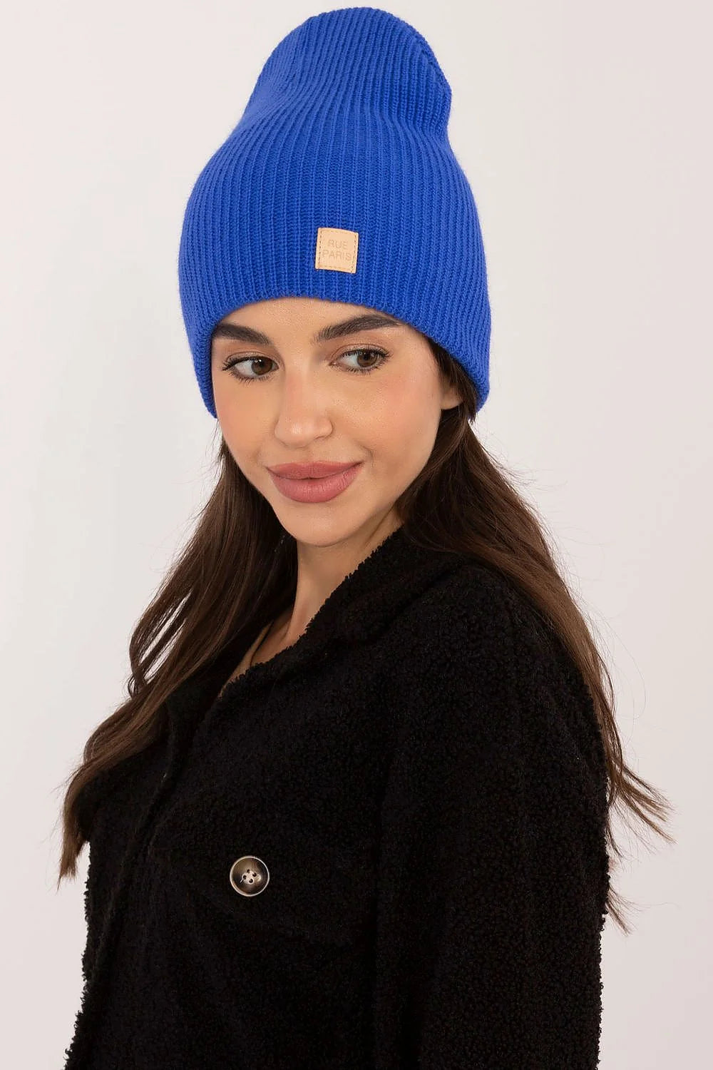 Bonnet femme Rue Paris moderne casual bleu vif tricot côtelé acrylique doux écusson cuir hiver élégant tendance