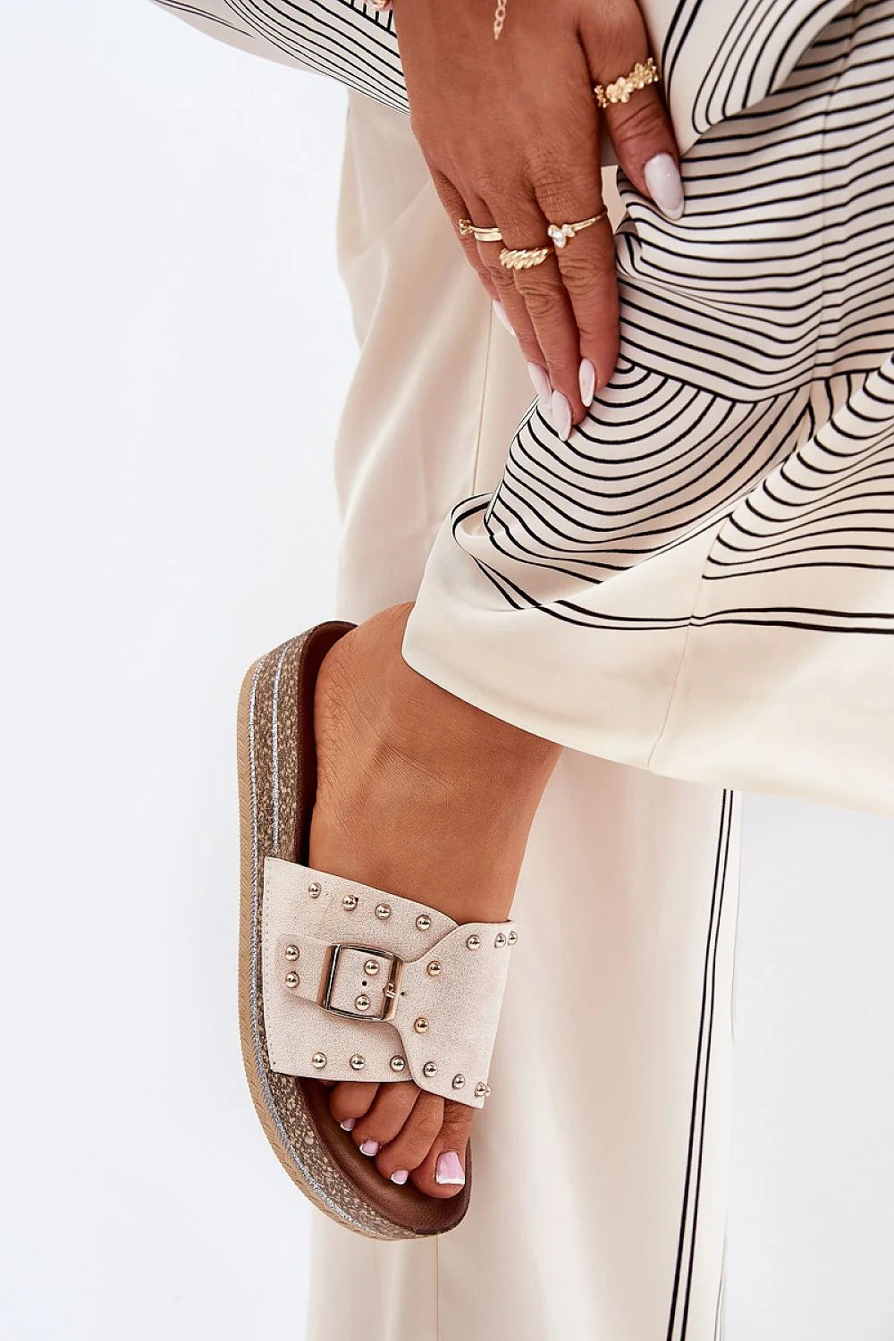 Sandales femmes design ouvert suédine beige clous dorés plateforme 3.5 cm confort style rock moderne occasion quotidienne sortie décontractée