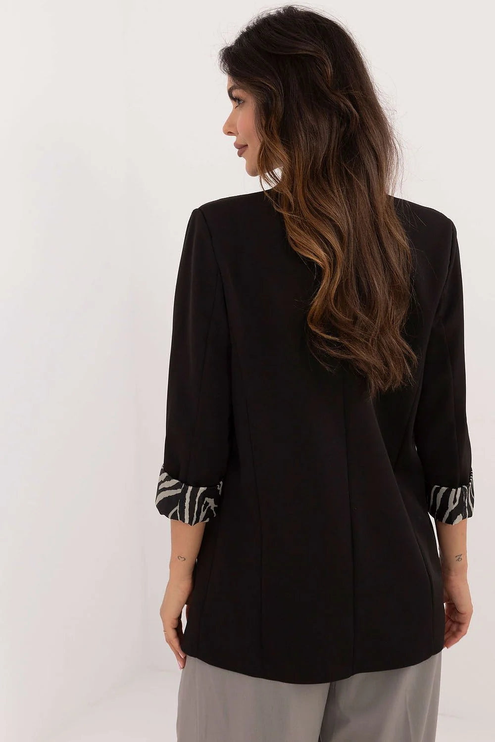 Veste élégante moderne pour femme noire manches trois-quarts revers zébrés coupe structurée matière durable