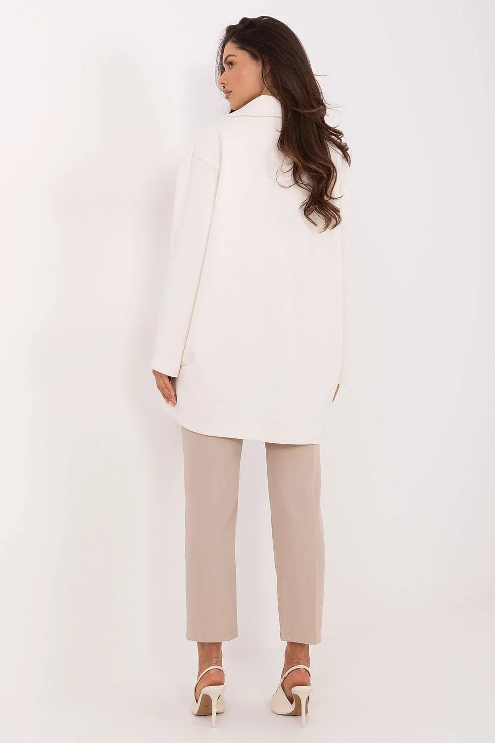 manteau femme oversize double boutonnage écru col tailleur larges revers mi cuisse tissu structuré poches rabat manches longues