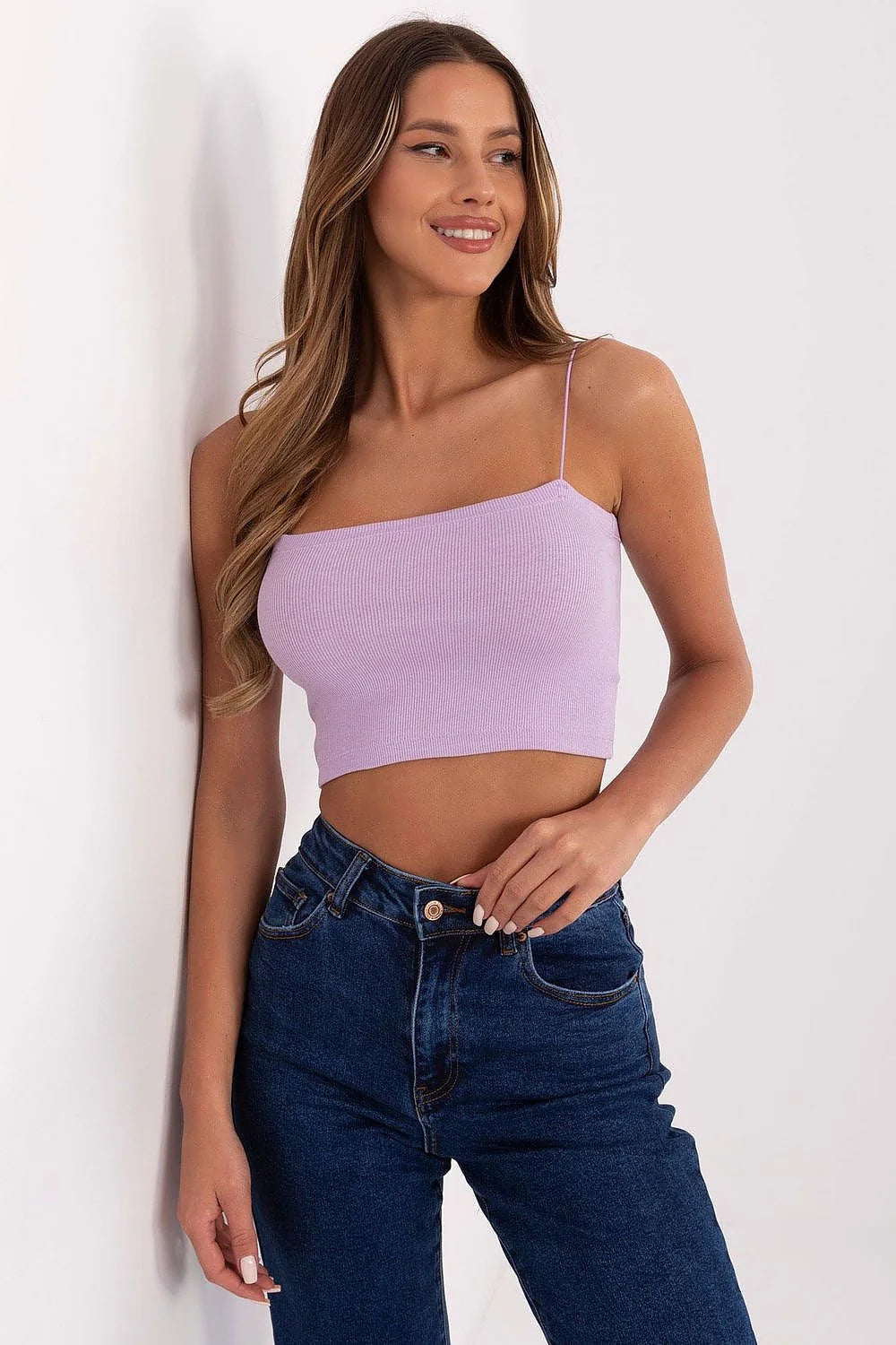 Haut court pour femmes bretelles fines coton côtelé couleur lavande style minimaliste coupe ajustée décolleté rectangulaire veste ou chemise