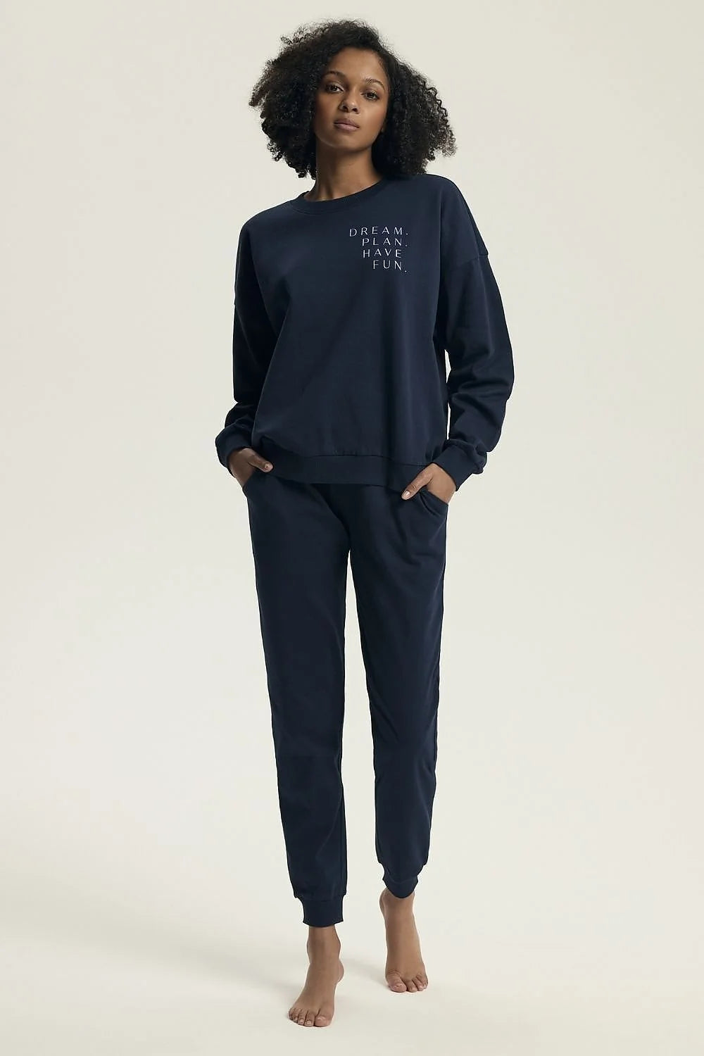 pyjama femme élégante confortable coton molletonné ample col rond manches longues pantalon jogger poches bordcotes bleu marine inscription cadeau