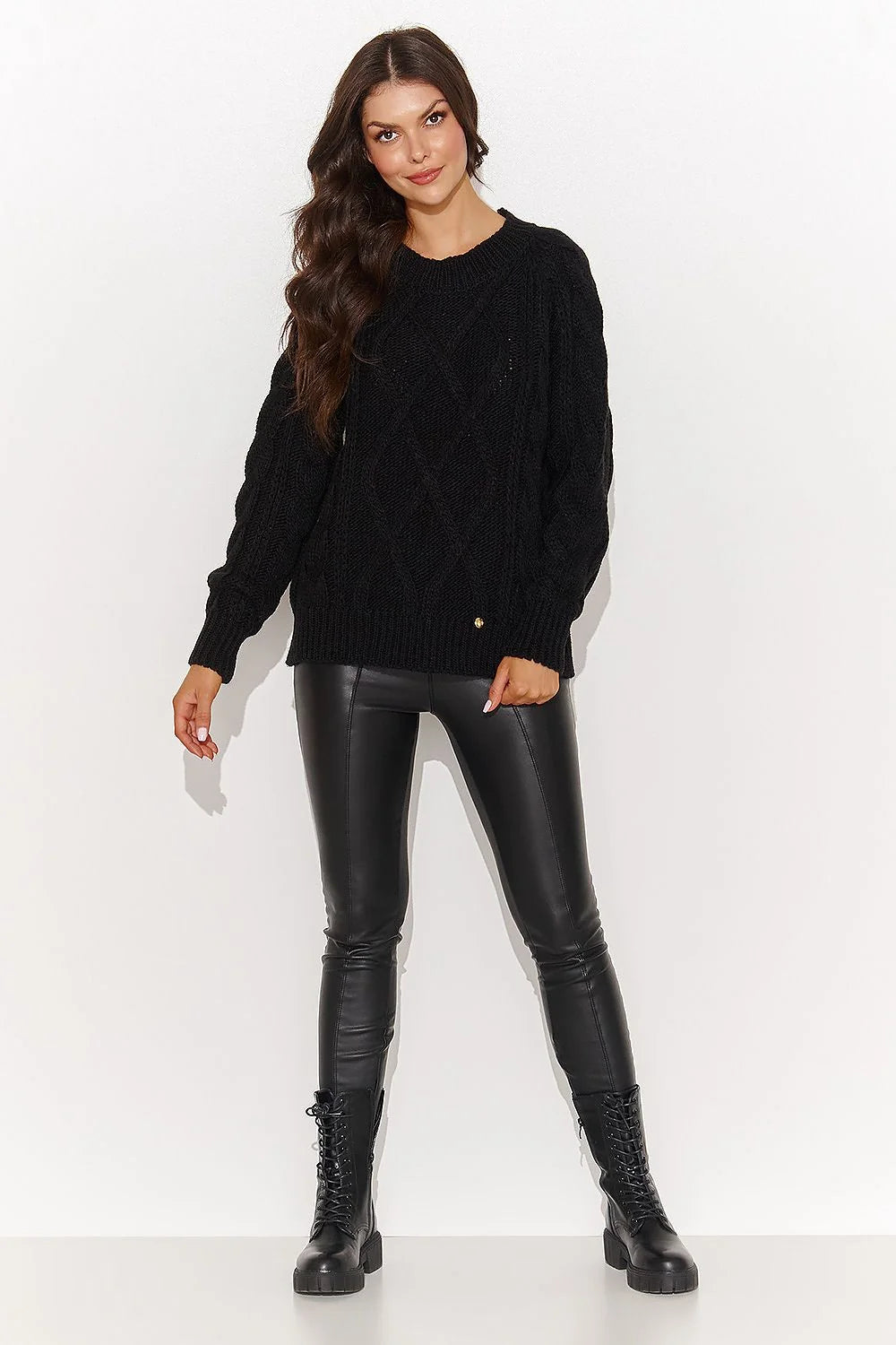 Pull tricot torsadé femme noir matière douce élégance confort style intemporel coupe ample détails métalliques dorés hiver mode vêtement polyvalent sweater