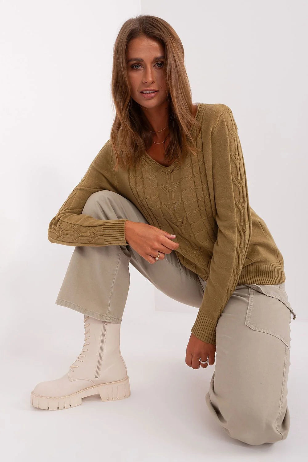 Pull-over pour femmes, couleur kaki, motif torsadé, manches longues, encolure en V, finitions en bord-côte, matériau doux et chaud, style casual intemporel, coupe ample, quotidien et détente, automne/hiver, vêtement confortable et élégant, mode moderne