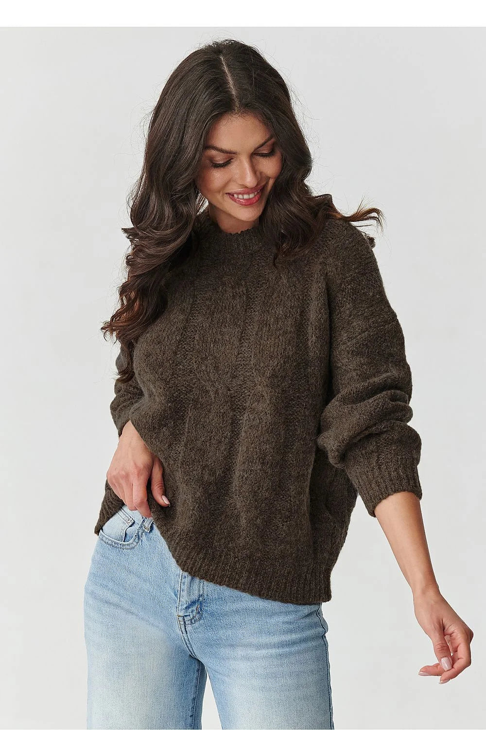 pull femme oversize maille brossée brun chocolat col rond montant épaules tombantes manches longues bords côtes