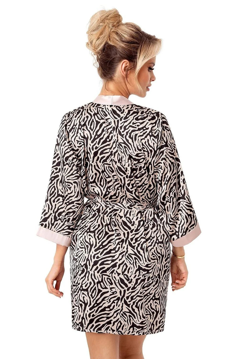 Peignoir femme élégant en satin style kimono manches longues motif zèbre beige clair contrastant noir usage intérieur détente