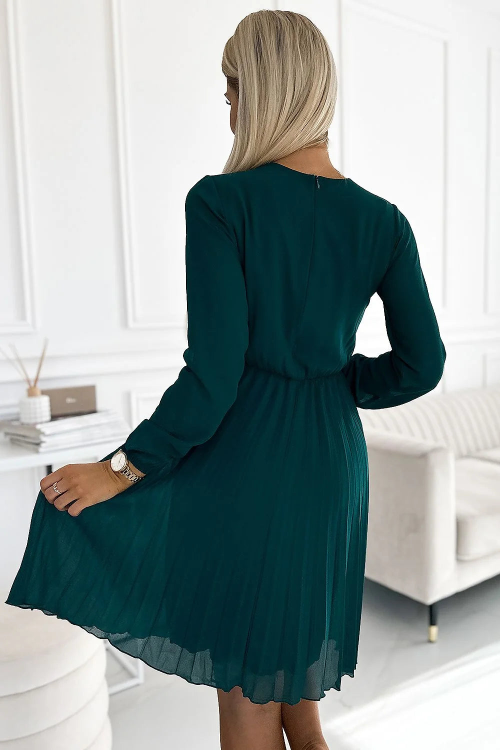 robe cocktail Numoco mousseline émeraude plissée chiffon cache coeur décolleté profond manches longues taille cintrée jupe évasée doublée opaque midi