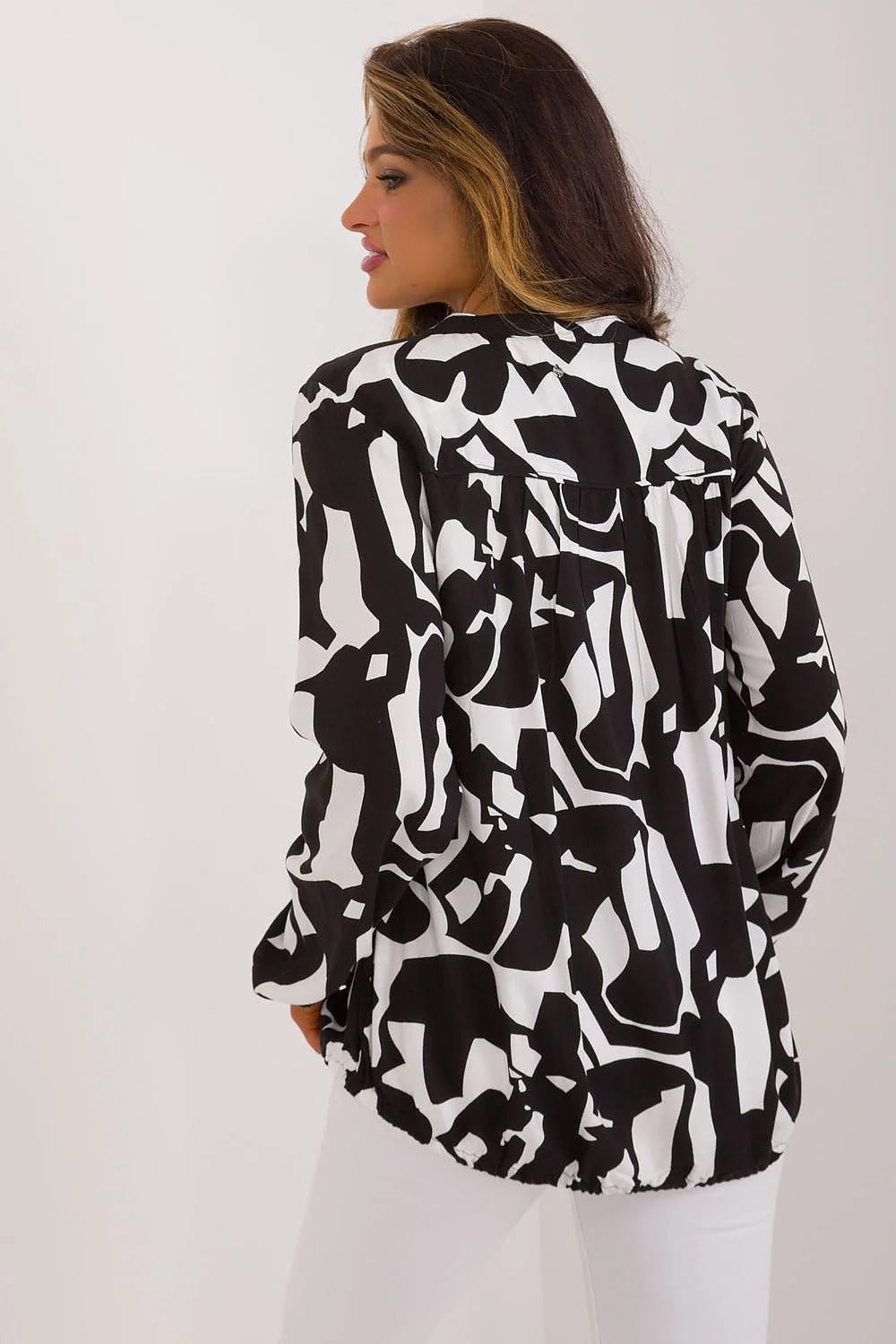 Chemisier femme viscose écologique motifs graphiques noirs et blancs manches longues élastiques coupe ample V-neckline