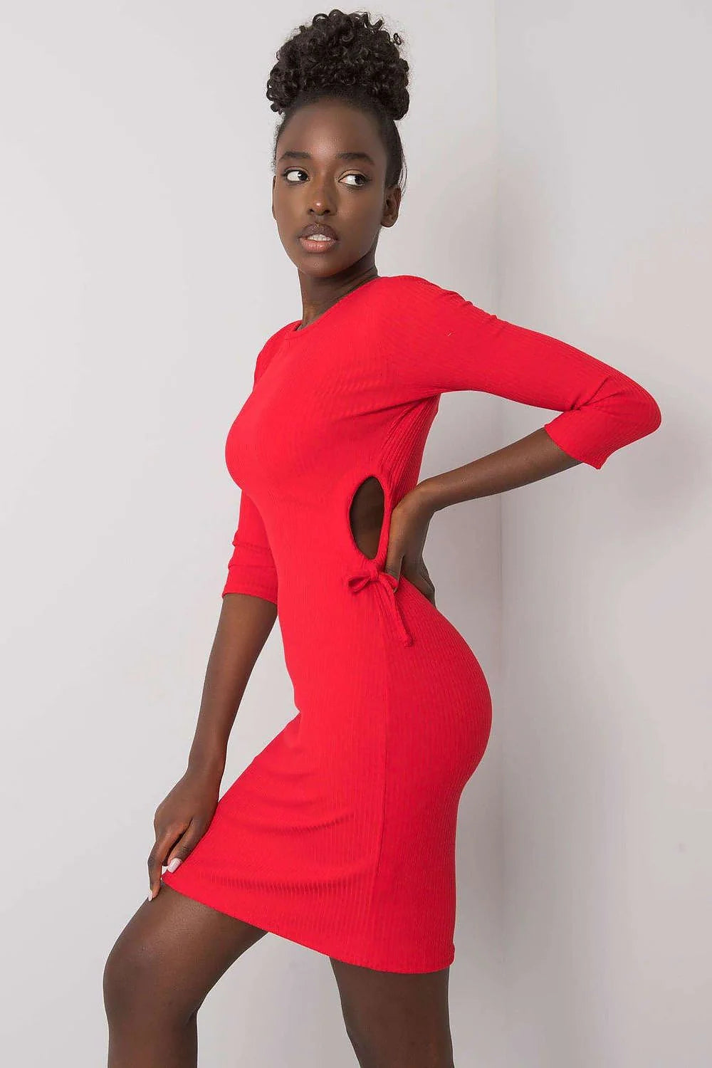 Robe de jour moderne ajustée couleur rouge vif tissu côtelé manches 3/4 découpes latérales liens décoratifs