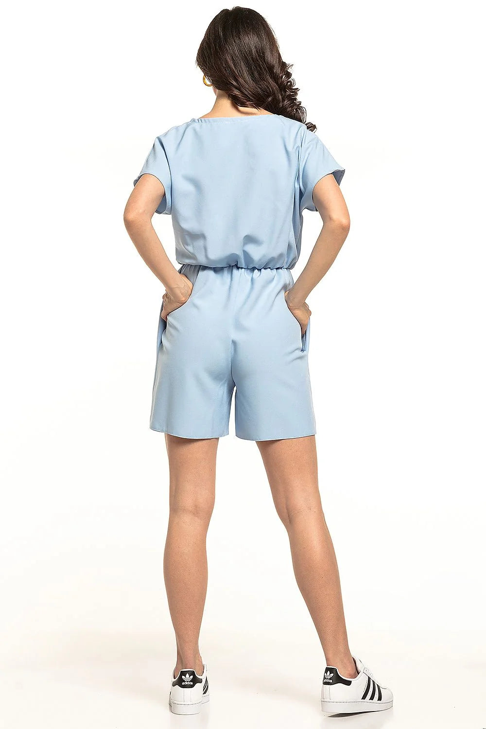 combishort femme bleu pastel polyester élasthanne manches courtes kimono encolure croisée coupe ample taille marquée ceinture noire boucle argentée