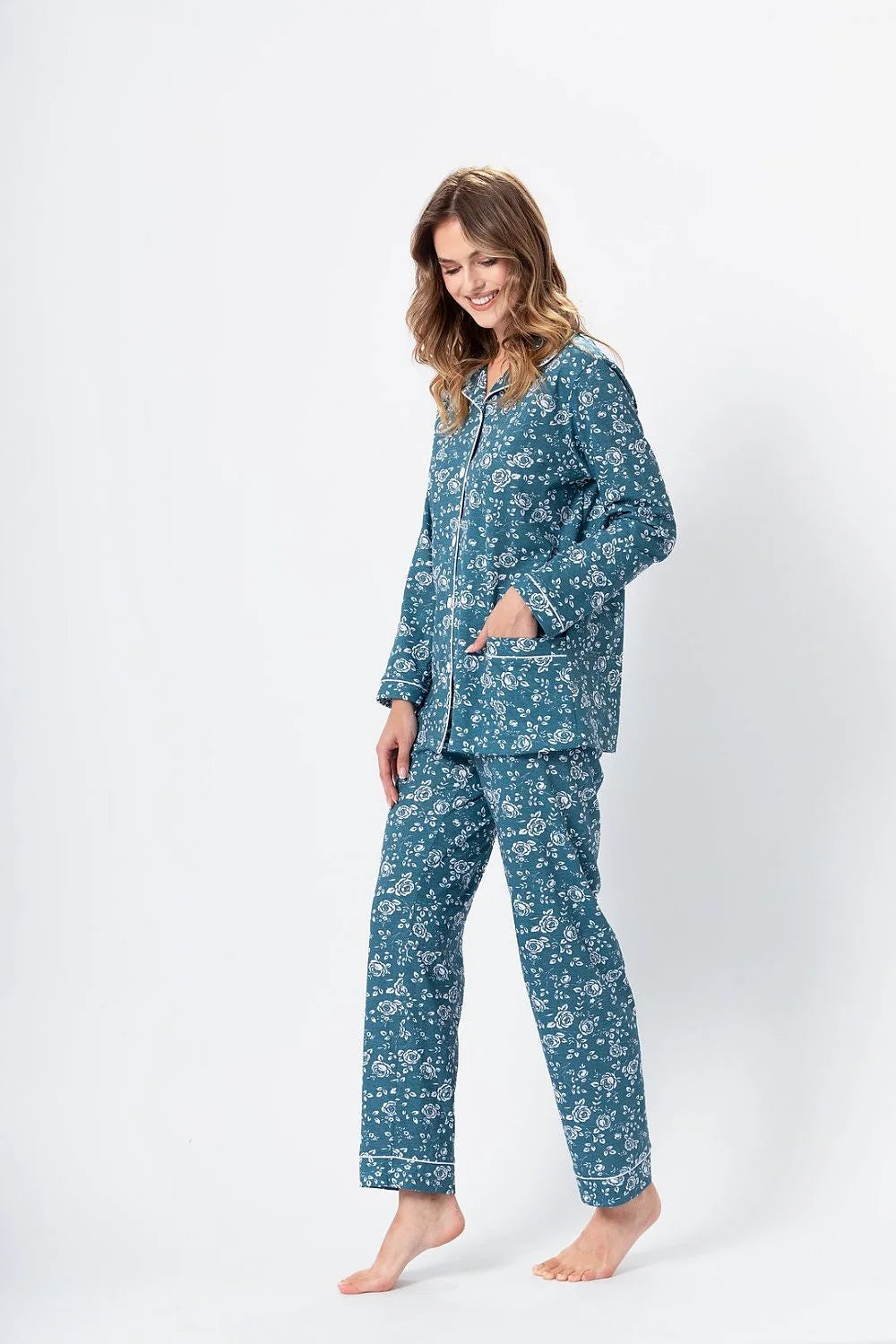 Pyjama femme en coton bio motif floral bleu canard chemise pantalon style classique confortable
