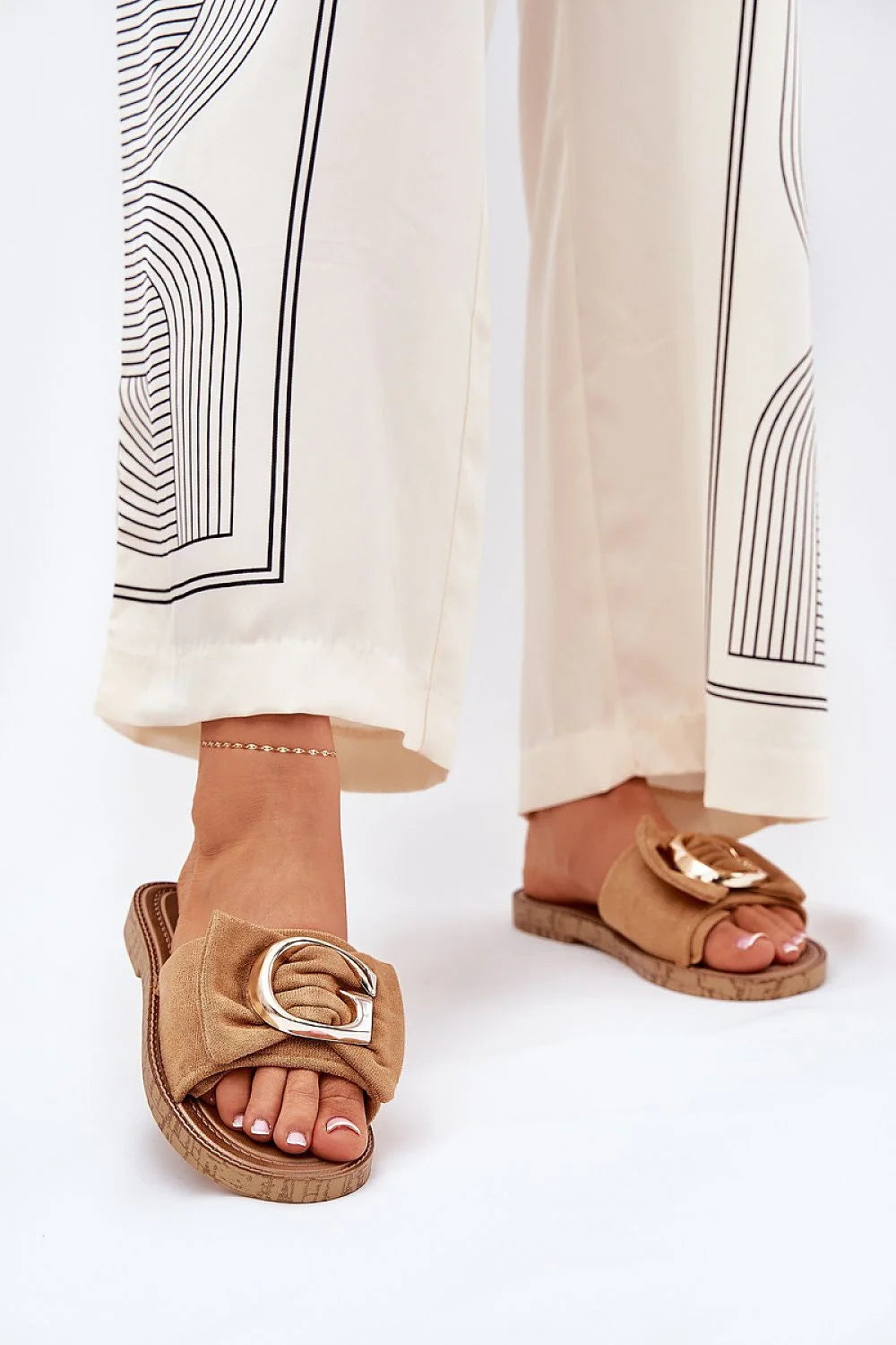 Sandales plates femmes style moderne détail doré matière écologique confort occasion décontractée élégance couleur camel motifs géométriques cuir suédé semelle bois