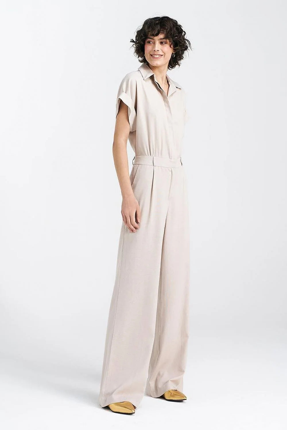 Combinaison femme élégante coupe droite style minimaliste couleur beige clair matériau confortable occasion polyvalente été hiver mode féminine vêtement tendance