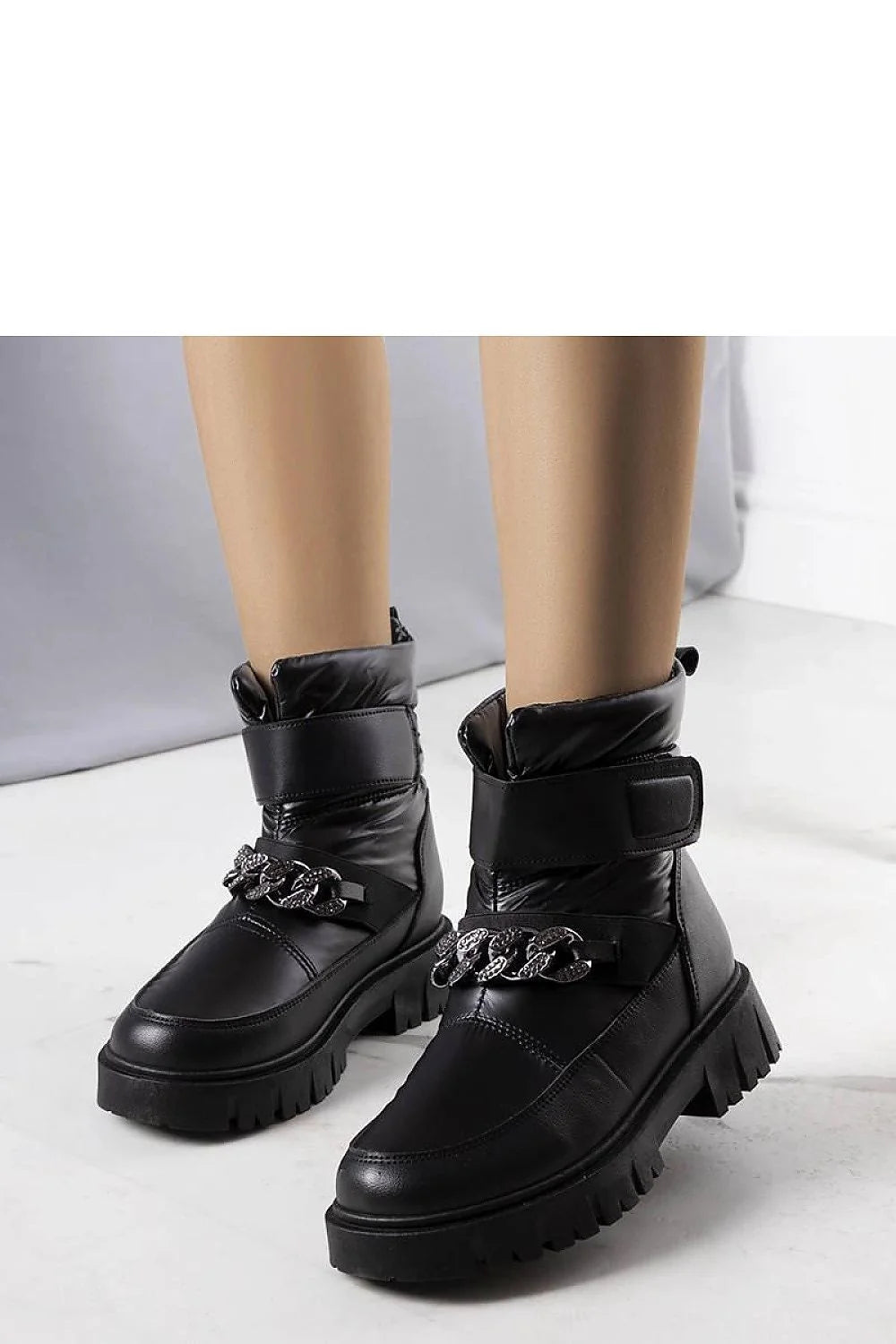 Bottes pour femmes en cuir noir style moderne fourrure synthétique détails en chaîne semelle épaisse waterproof hiver mi-cuisse confort élégance durabilité mode expédition