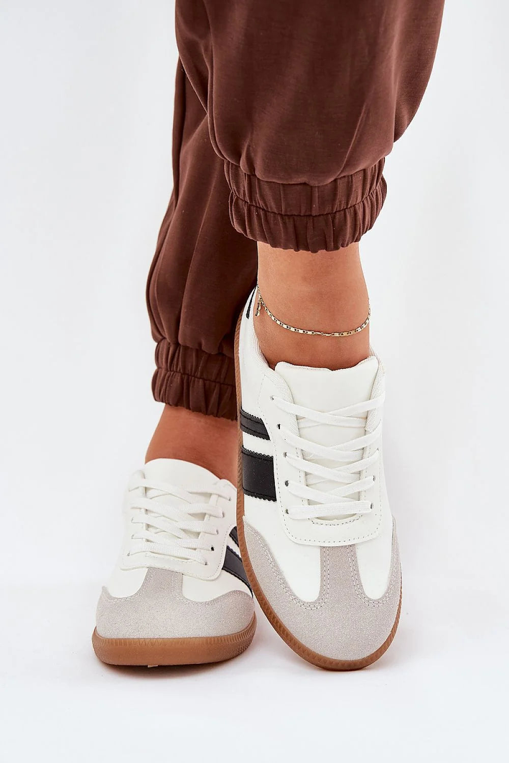 baskets basses femme cuir synthétique blanche suède beige bandes latérales noires bout renforcé semelle gomme brune lacets plats intérieur rembourré