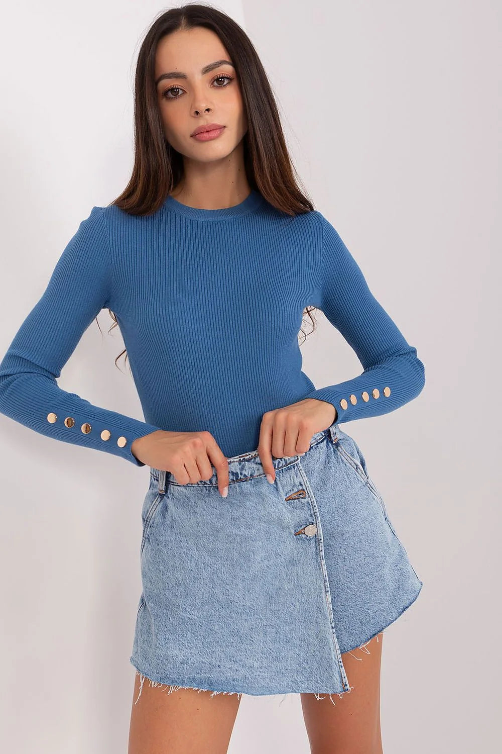 ensemble féminine côtelé haut bleu profond manches longues ajustée maille jupe denim clair courte évasée ourlet effiloché boutons