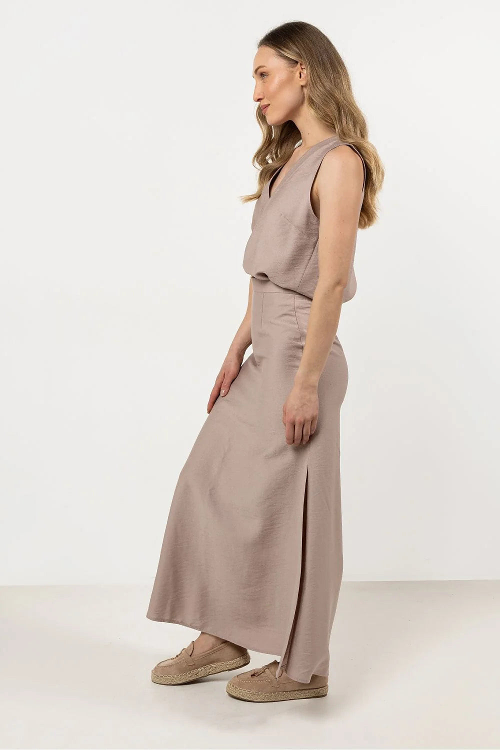 ensemble féminin élégant minimaliste chic taupe texturé rayonne nylon léger respirant chemisier sans manches décolleté V jupe midi