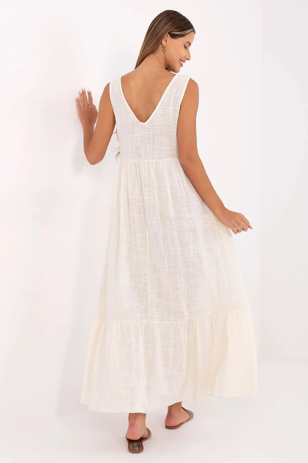 Robe de jour Och Bella longue évasée couleur blanche en coton V-neck sans manches volant bas plage promenade été