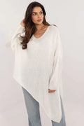 Pull oversize moderne pour femme en maille légère couleur ivoire coupe asymétrique manches longues encolure en V
