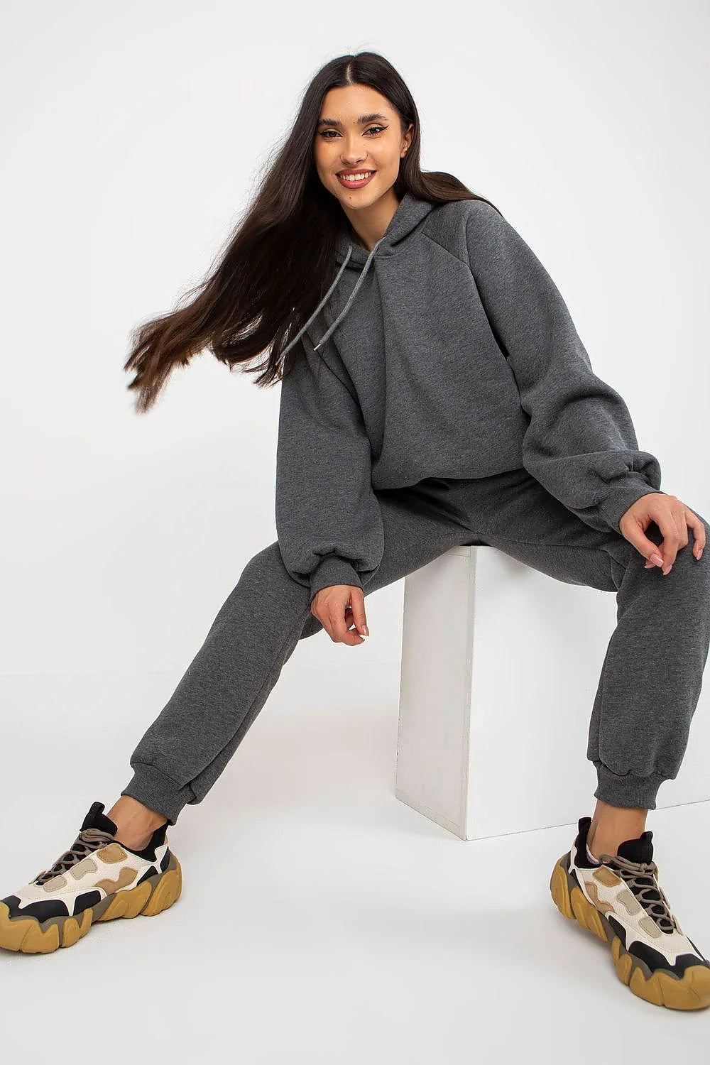 Ensemble de survêtement femme moderne et décontracté sweat à capuche pantalon jogging coupe ample et ajustée tissu coton polyester couleur beige élégante