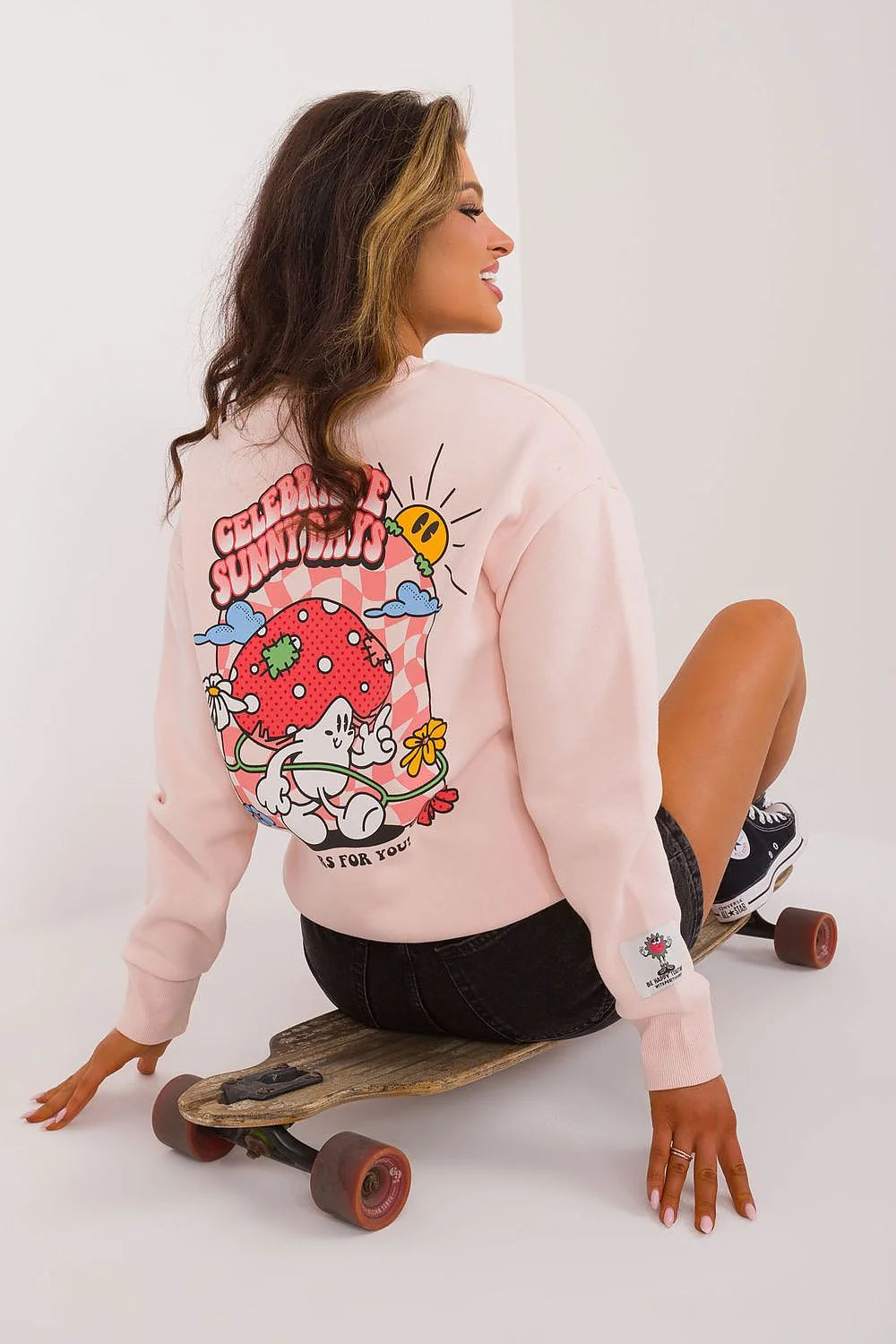 Sweatshirt pour femme en coton et polyester rose pâle, style moderne, manches longues, col rond, détails colorés, confort optimal