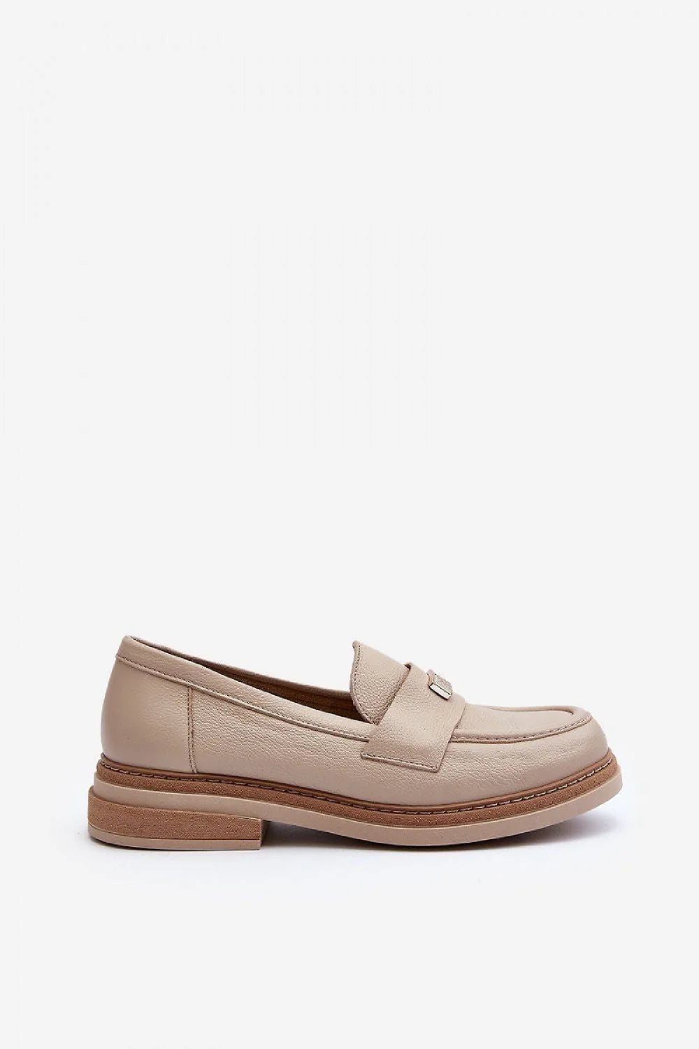 Mocassins femme en cuir naturel élégants style moderne beige pâle détails métalliques boucle dorée confort talon plat tige 6 cm