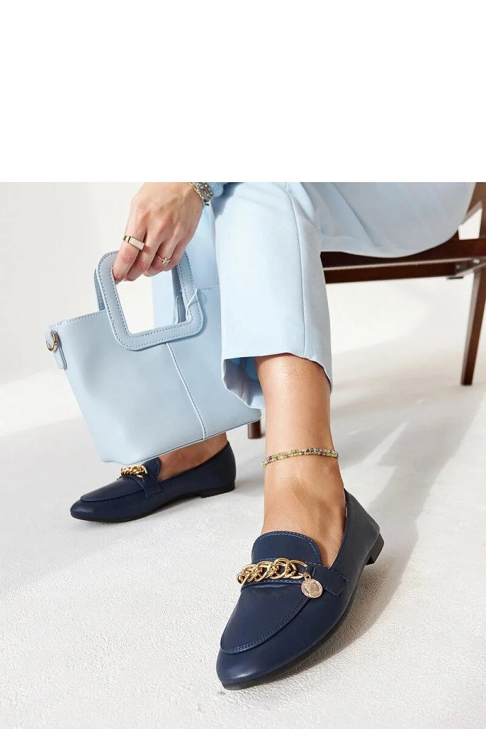 Mocassins élégants pour femmes cuir synthétique bleu marine détails chaîne style moderne occasion spéciale