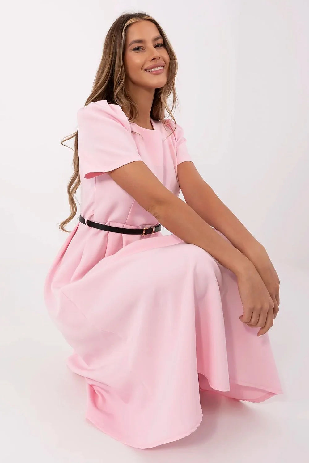 Robe classique féminine évasée manches courtes couleur rose pastel ceinture noire dorée polyester élasthanne femmes occasionnels