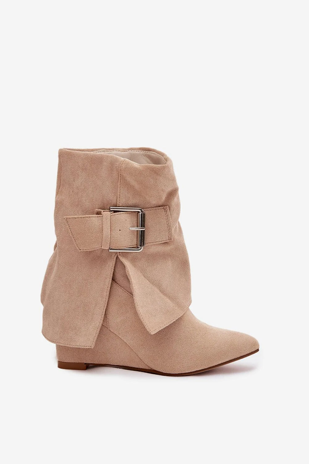 bottines talon compensé beige suédine écologique bout pointu tige mi mollet plissé bride boucle carrée métal argenté bohème chic