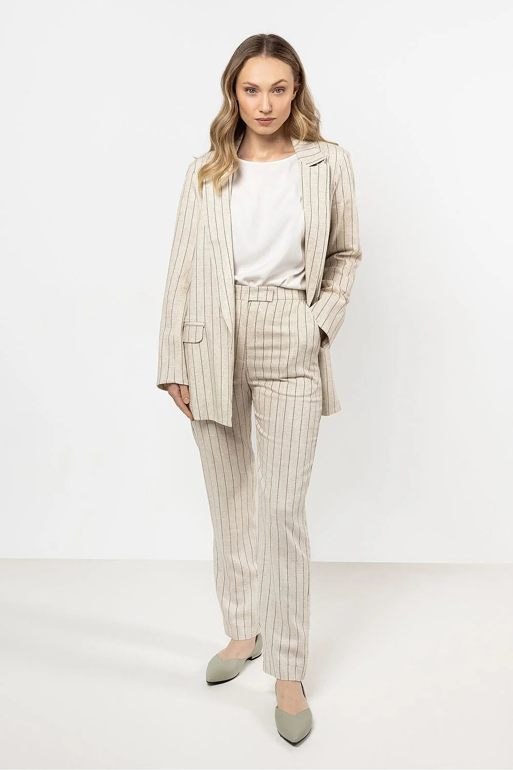 Tailleur-pantalon femme moderne chic en lin coton rayures verticales beige clair coupe droite ajustée occasion professionnelle formelle
