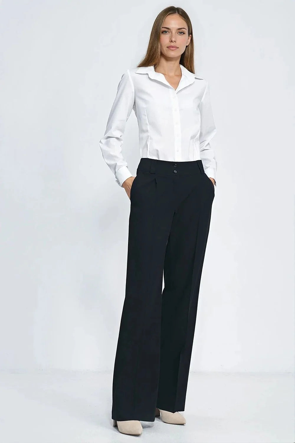 chemise blanche manches longues coupe cintrée col classique boutonnage central poignets boutonnés coton mélangé lisse agréable toucher professionnelle basique dressing