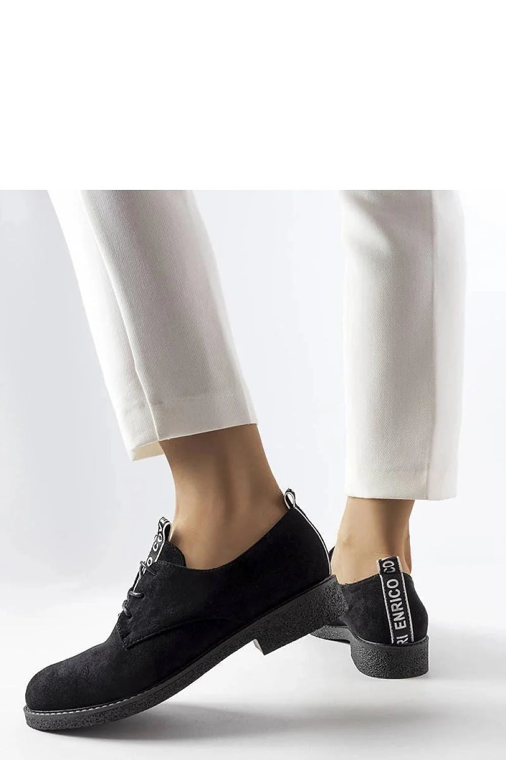 baskets derbies femme noires daim écologique minimalistes modernes élégantes confortables semelle caoutchouc antidérapante lacets cuir siglés silhouette ajustée