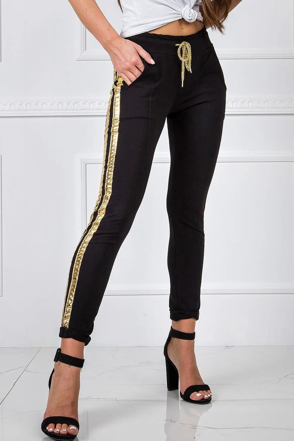 Pantalon survêtement femme style décontracté bleu marine doré coton élasthanne taille élastiquée poches latérales fuselé moderne