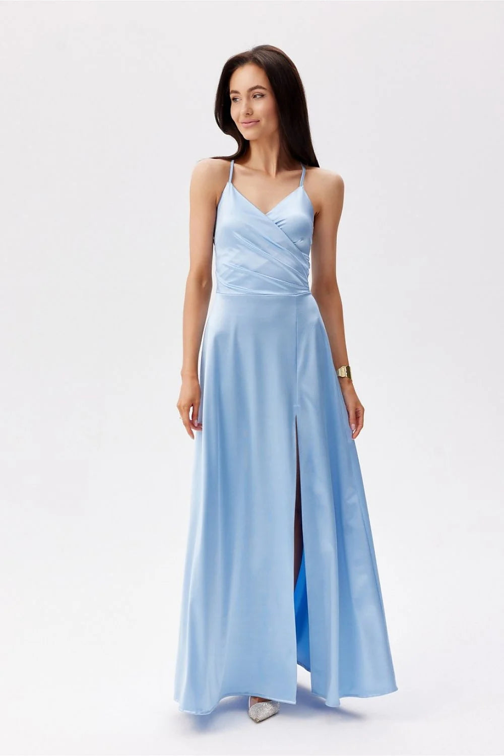 Robe longue élégante soirée femme design sophistiqué bretelles fines coupe ajustée fente haute matériau satiné bleu pastel
