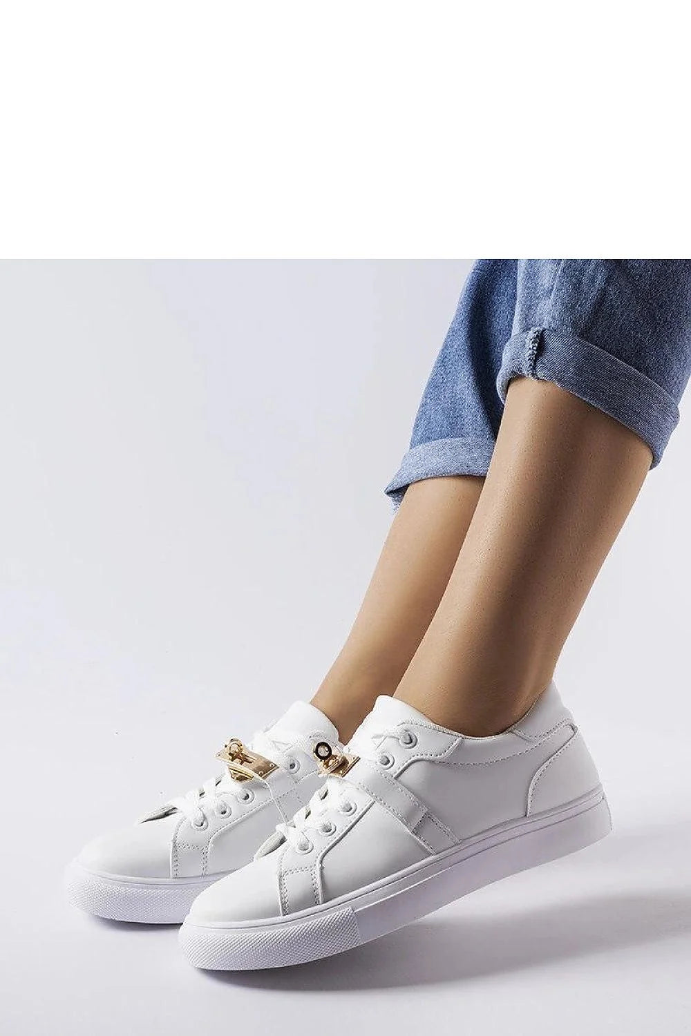 baskets basses blanches femme minimaliste épurées cuir écologique chaîne dorée décorative semelle plateforme épaisse lacets rembourré