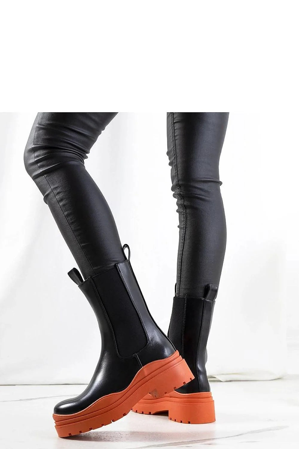 bottes Solea chelsea cuir synthétique noir mi mollet tige haute structurée semelle orange vif plateforme crantée chunky urbain