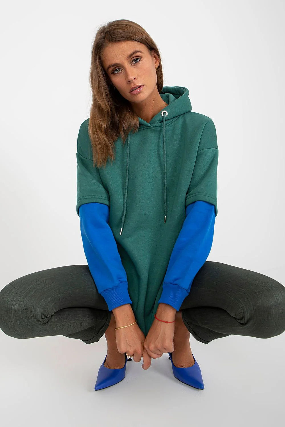 Sweatshirt à capuche femme style décontracté coupe ample coton élasthanne couleur taupe manches longues capuche ajustable