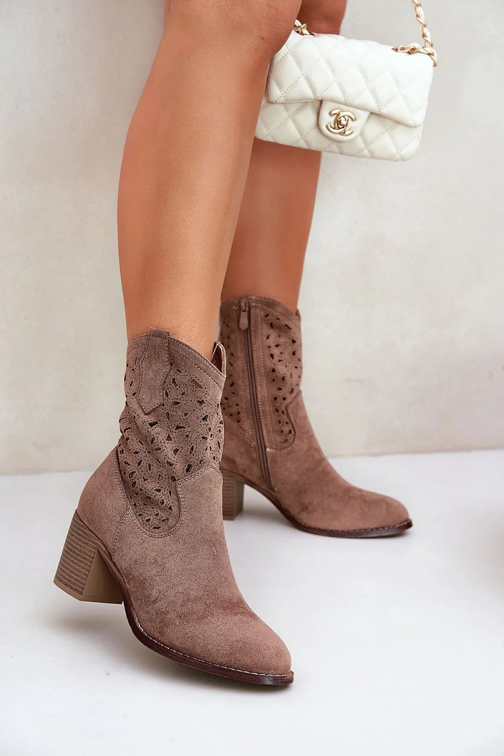 bottes western femmes taupe suédé talon bloc 7cm mi mollet bout arrondi perforations découpes laser zip latéral semelle texturée bohème