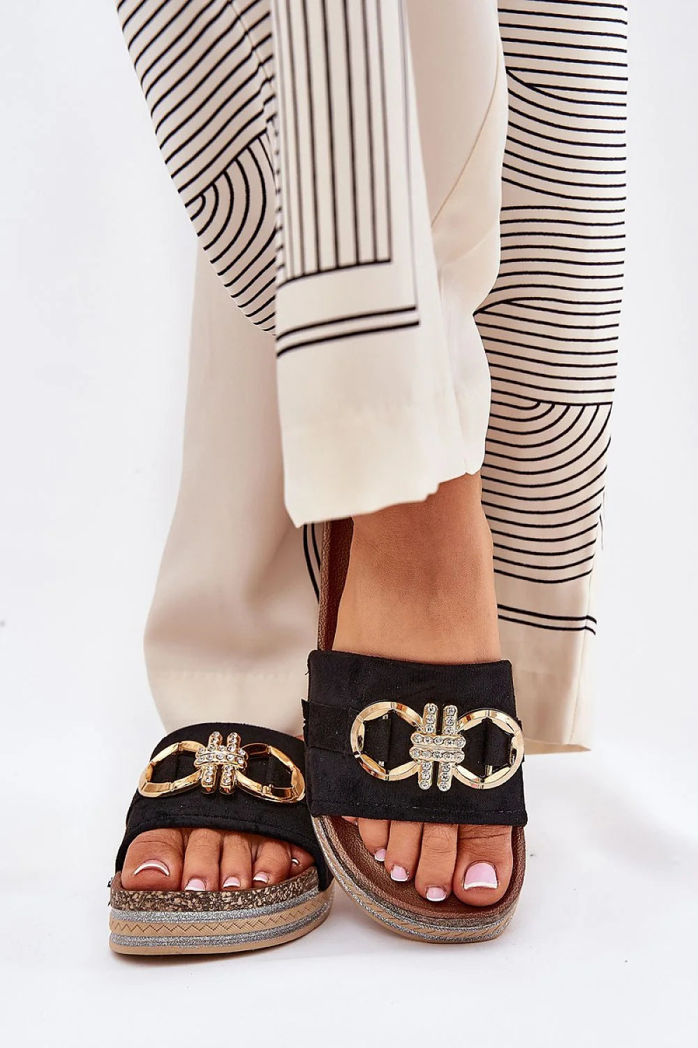Sandales pour femmes design élégant style moderne matériau luxueux doré plateforme 3.5 cm été 2023