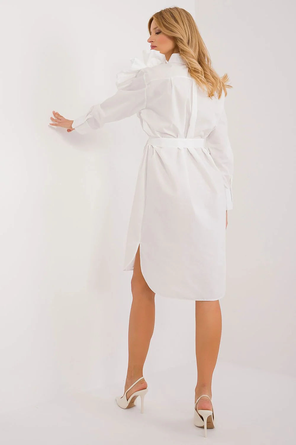 Robe de jour Lakerta en coton blanc élégante, broderie fleurie, manches longues, ceinture amovible, coupe asymétrique, idéale pour toutes occasions