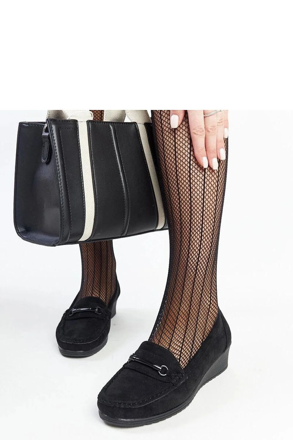 Mocassins femmes style classique noir cuir synthétique semelle compensée ornement métallique look élégant confortable tendance