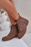 bottines femmes suède taupe cheville bout rond talon bas empilé perforations florales lacets zippée latérale confortable casual chic bohème