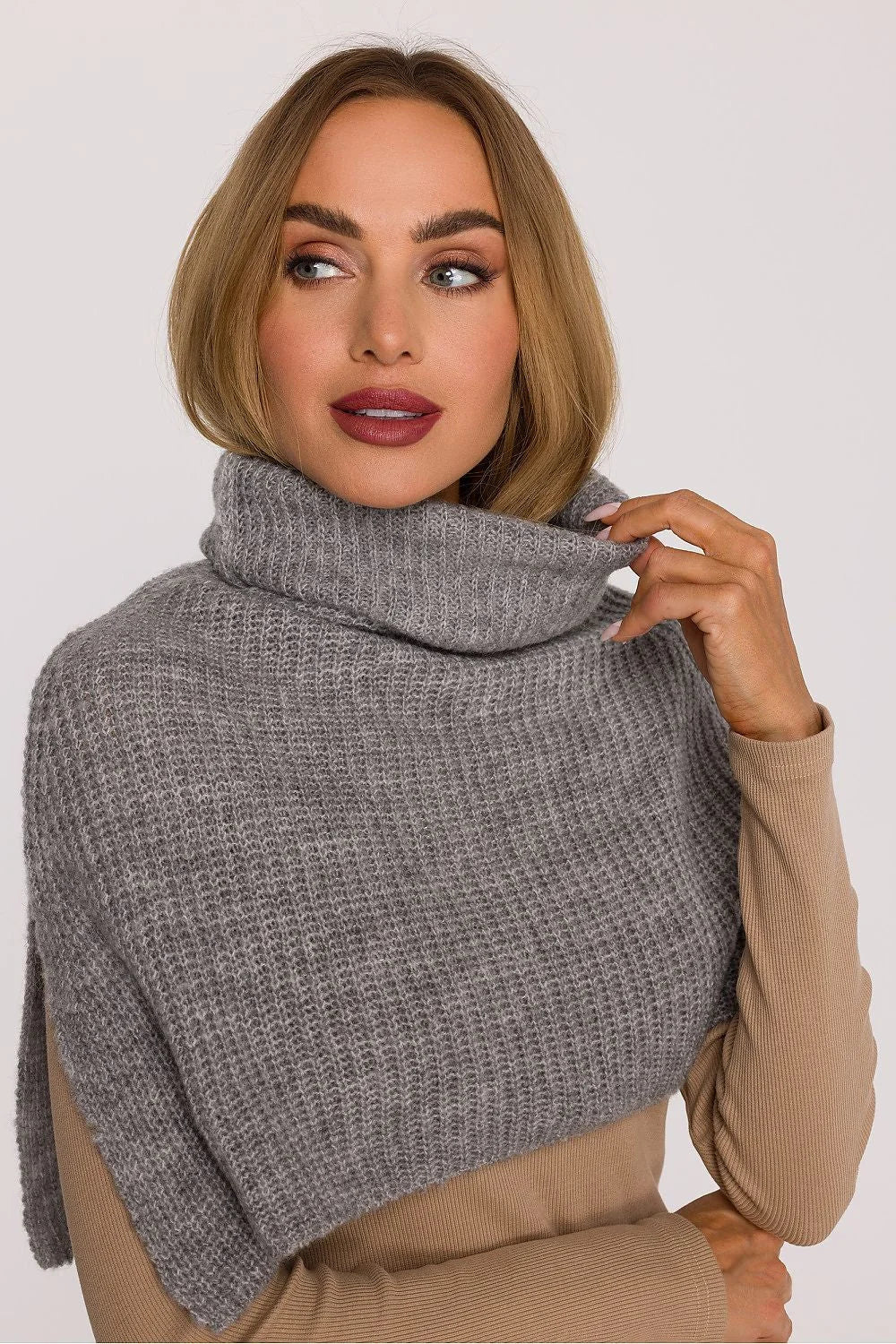 poncho court col cheminée gris chiné maille épaisse côtelée douce duveteuse chauffante épaules buste superposition hivernale casual chic fente