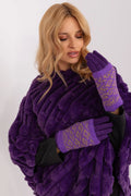 ensemble mode féminin manteau gants fourrure synthétique violet pourpre luxueux douillet ample élégant sophistiqué jacquard bordure suédine chaud